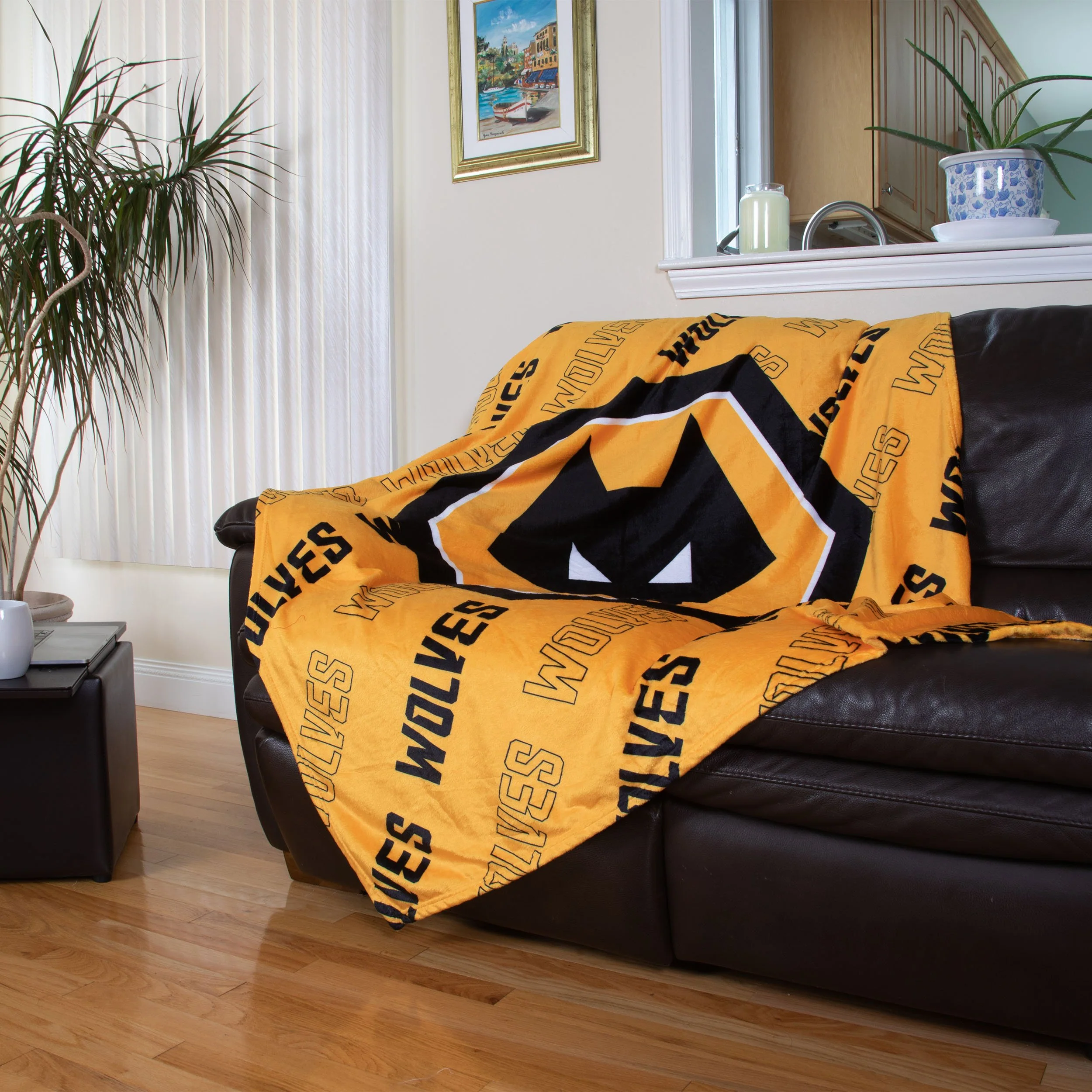 Wolverhampton Wanderers FC Supreme Slumber Plush Throw Blanket - Image 2